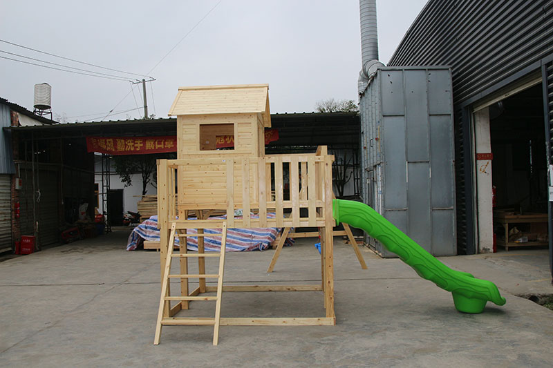 Παιδικό παιχνιδότοπο με ξύλινη οροφή ξύλινη οροφή με παράθυρα Ξύλο τύπου 10 επεξεργασμένο με πίεση φύσης