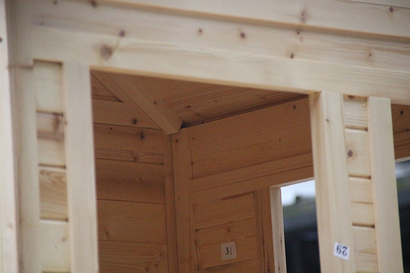 Драўляны дзіцячы гульнявы ​​домік з двухсхільным дахам і вокнамі з дрэва, апрацаванага натуральным ціскам, тыпу 12