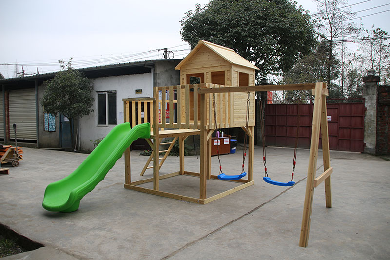 Παιδικό παιχνιδότοπο με ξύλινη οροφή με ξύλινη στέγη με ξύλινα παράθυρα Τύπου 9 επεξεργασμένο με πίεση