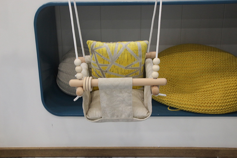 Ξύλινη κρεμαστή καρέκλα με κούνια για μωρό με ζώνη ασφαλείας 5 σημείων a (4)