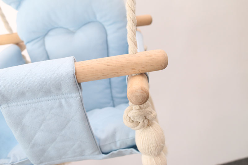 Ξύλινη κρεμαστή καρέκλα με κούνια για νήπια αγόρια (1)